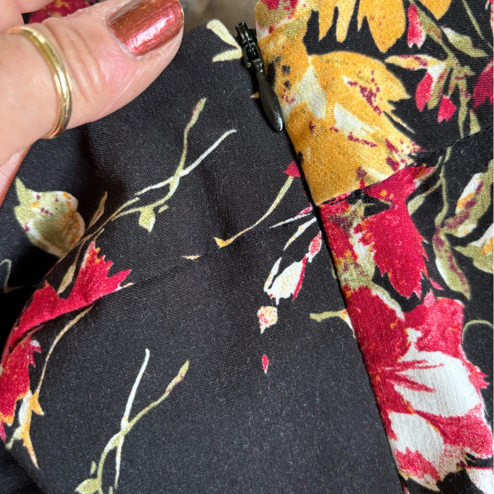2/$20 TIME AND TRU side zip floral skinny pants. - Picture 5 of 5